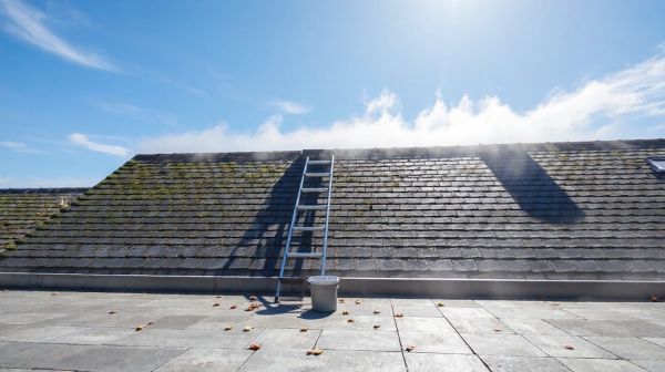 Top conseils pour une toiture durable grâce à un nettoyage optimal